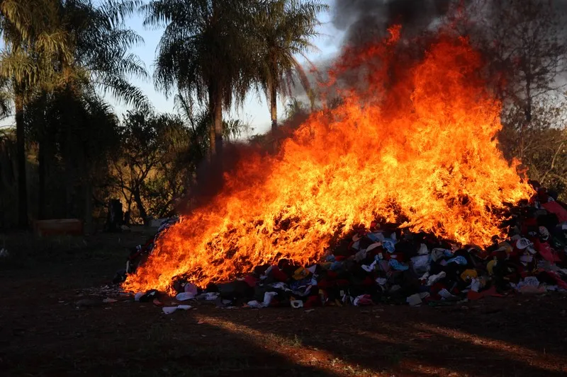 Mais de 20 mil bonés e camisetas piratas foram incinerados. Foto: José luiz Mendes