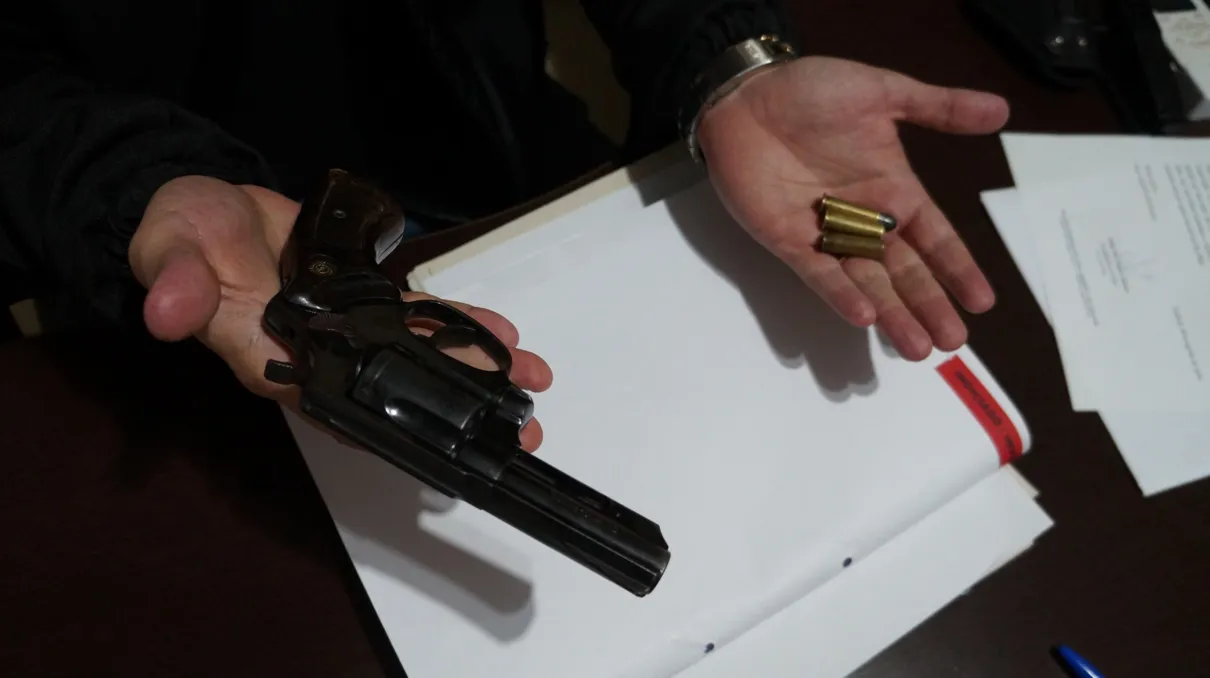 A arma do crime, um revólver calibre 38 com duas munições deflagradas e uma intacta também foi localizada. Foto: Ivan Maldonado