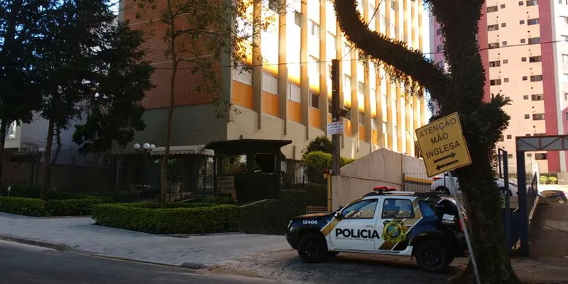 Entrada de edifício onde um médico foi assassinado em Curitiba - autoria do crime ainda é desconhecida - Foto: Flávia Barros – Banda B