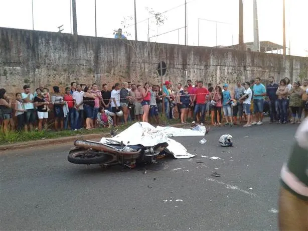 Condutores de duas motocicletas morreram em acidente neste domingo (14) em Maringá - Foto: Celia Martínez / Tuia do Paraná Rede Massa