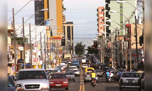 Bandidos arrombam veículos no centro de Arapongas, em plena luz do dia 