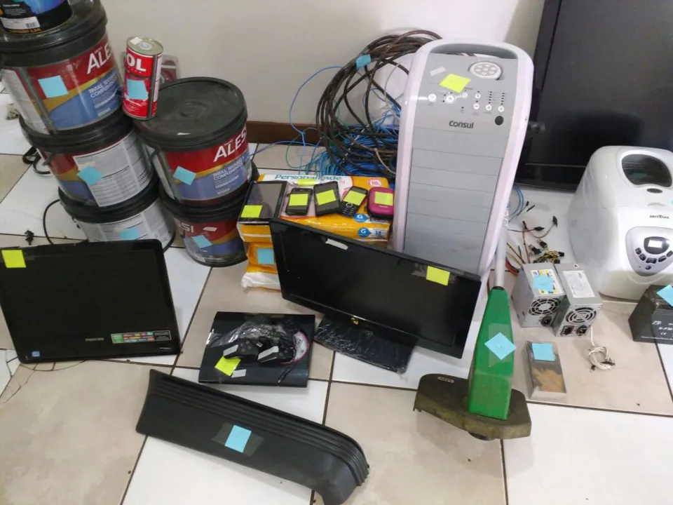 A polícia informou que caso alguém reconheça alguns dos objetos como de propriedade, deve entrar em contato na 17ªSDP. (Foto - José Luiz Mendes)