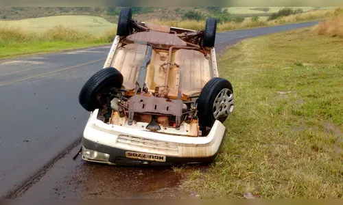 Motorista perde controle da direção e carro capota na PR-170 em Borrazópolis