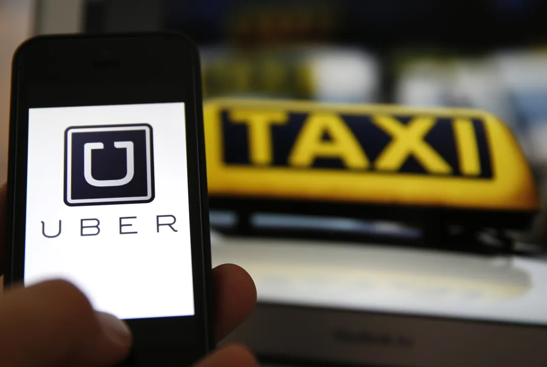 Taxistas e motoristas da Uber se atritam com frequência - Foto: Divulgação/imagem ilustrativa