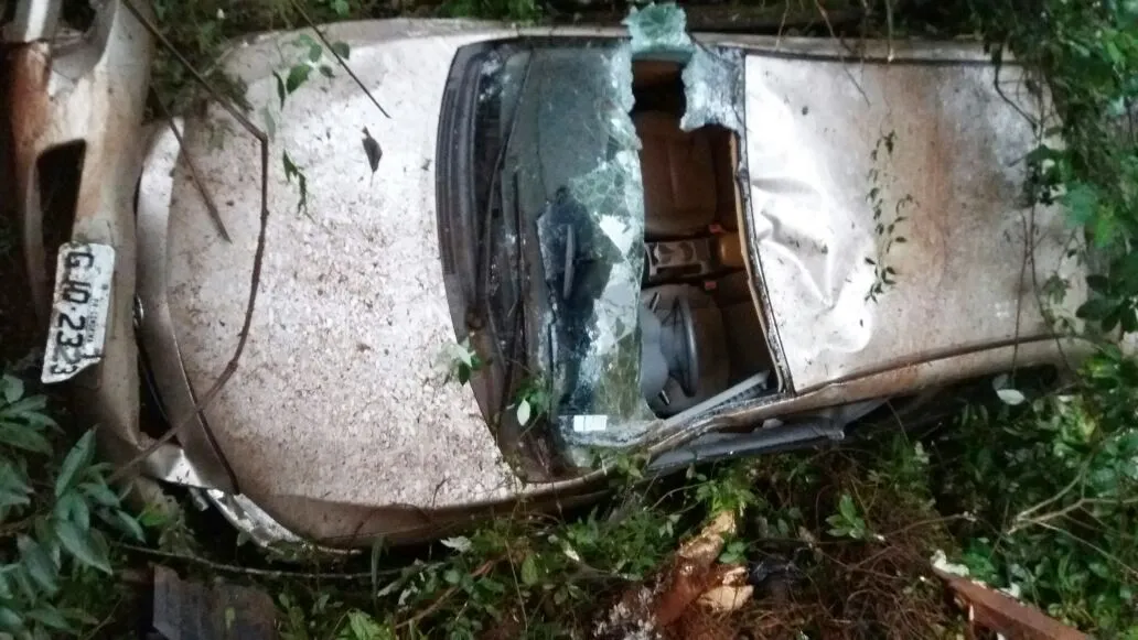 Carro capotou na tarde de sábado. Motorista alega que derrapou em resquícios de emulsão asfáltica. Foto: Blog do Berimbau