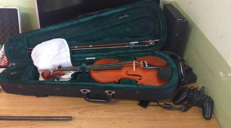 Violino roubado em residência em Arapongas foi recuperado pela PM junto com carro tomado de assalto - Foto: Ruan Piassa/ Rede Massa