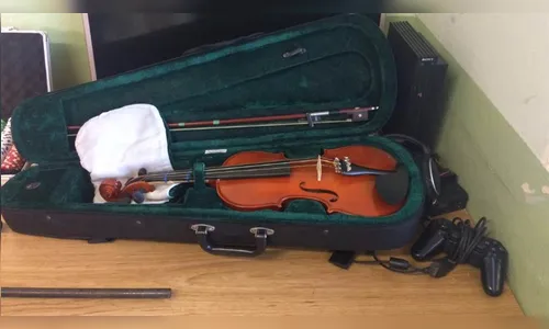 Ladrões invadem casa, fazem família refém e roubam carro e até violino