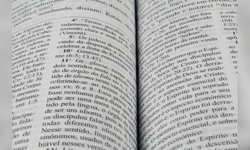 Mulher tem bíblia roubada por dupla armada, em Arapongas