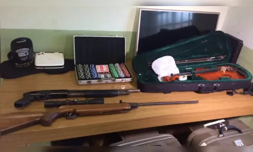 
							Ladrões invadem casa, fazem família refém e roubam carro e até violino
						
						