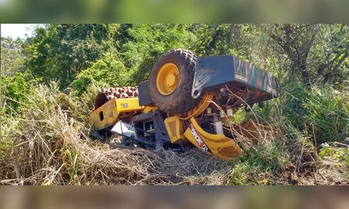 Caminhão que transportava rolo compactador tomba na PR-170
