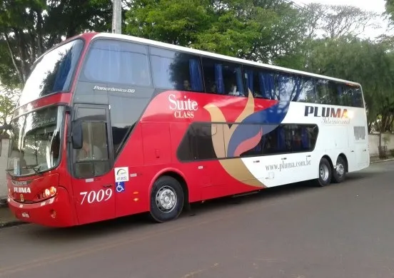 Ônibus foi parado a tiros pelos bandidos. (Foto: Rubens Silva)