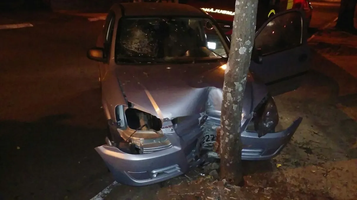 Com o impacto a frente do veículo GM/Celta ficou destruída. (Foto - Reprodução/Whatsapp)