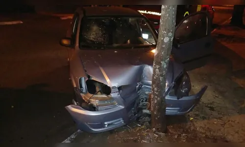 Motorista perde o controle e choca carro com árvore; duas pessoas ficam feridas 