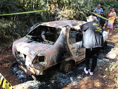 Carro carbonizado com três pessoas da mesma família dentro, em Pitanga (PR) - Fotos/Blog do Jonei Farias e Divulgação