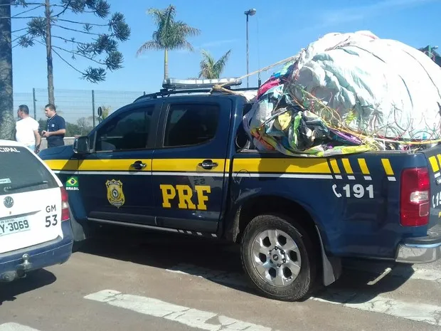 Policiais rodoviários apreenderam balão de 10 metros na região de Curitiba - Foto: Divulgação/ PRF