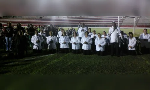 Católicos realizam luau e missa em estádio de Apucarana