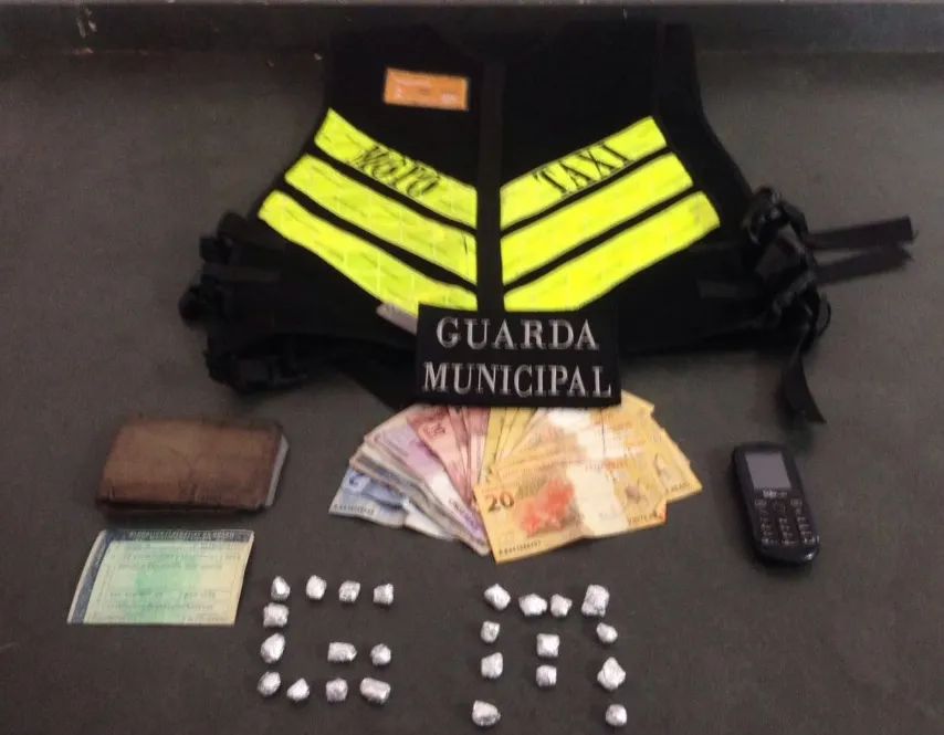 Mototaxista de 50 anos estava com 24 pedras de crack e R$ 272 em dinheiro. Foto: GM