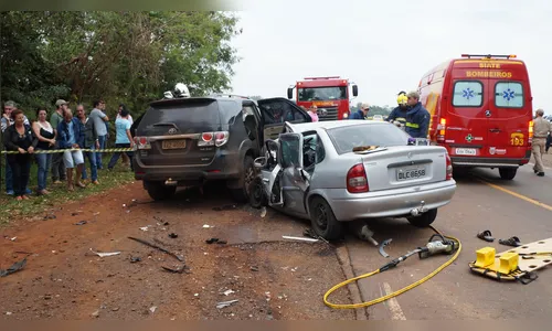 Duas pessoas morrem e três ficam feridas em acidente na PR-466 