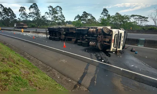 Caminhão carregado de algodão tomba da Serra do Cadeado, nesta manhã