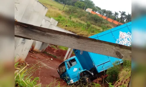 Caminhão carregado de cerveja cai em barranco na BR-369