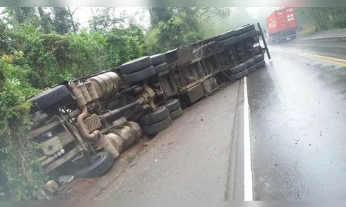 Caminhão tomba entre Mauá da Serra e Londrina
