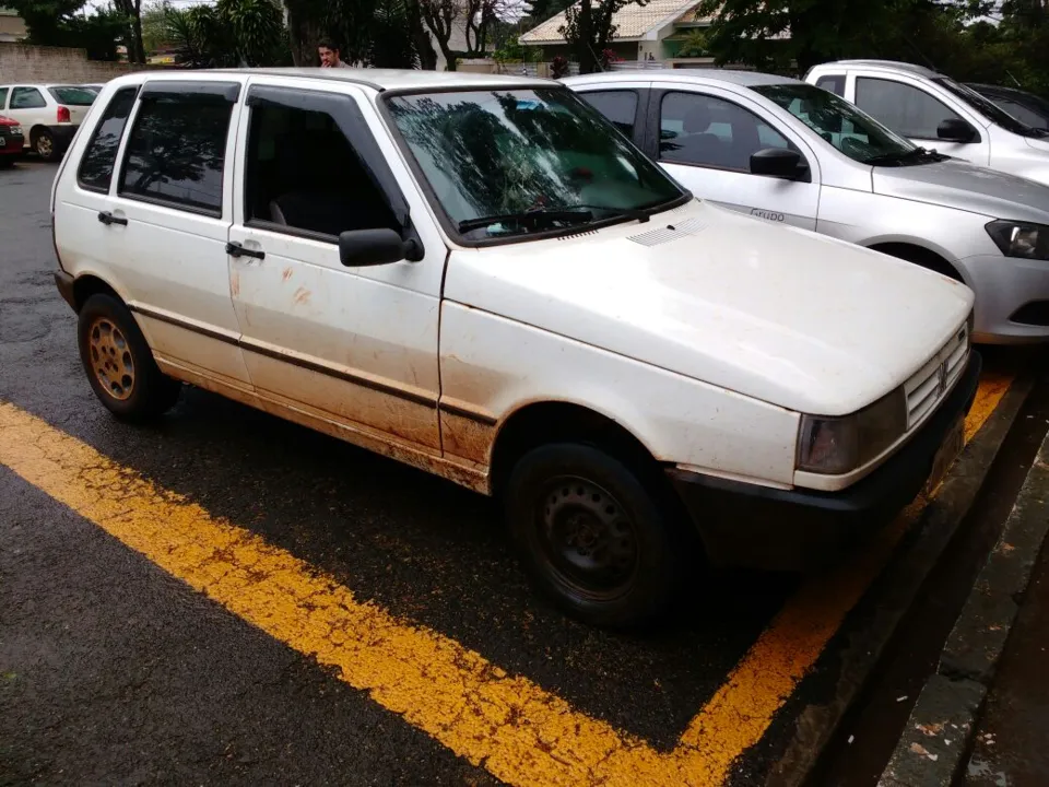 Fiat Uno usado em assalto foi apreendido pela PM de Apucarana - Foto: José Luiz Mendes