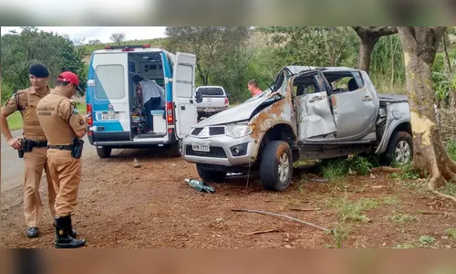 Jovem perde o controle da direção e caminhonete bate contra árvore na PR-170