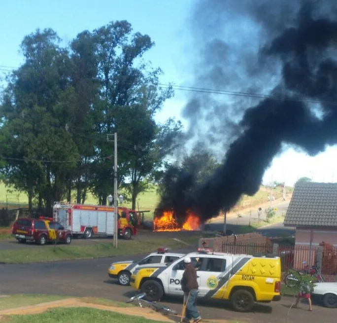 Dois ônibus foram incendiados nesta quinta-feira (01/09). Foto: WhatsApp/Umuarama News