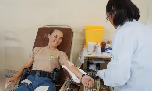Alunos soldados da 6ª CIPM doam sangue para Hemepar de Apucarana