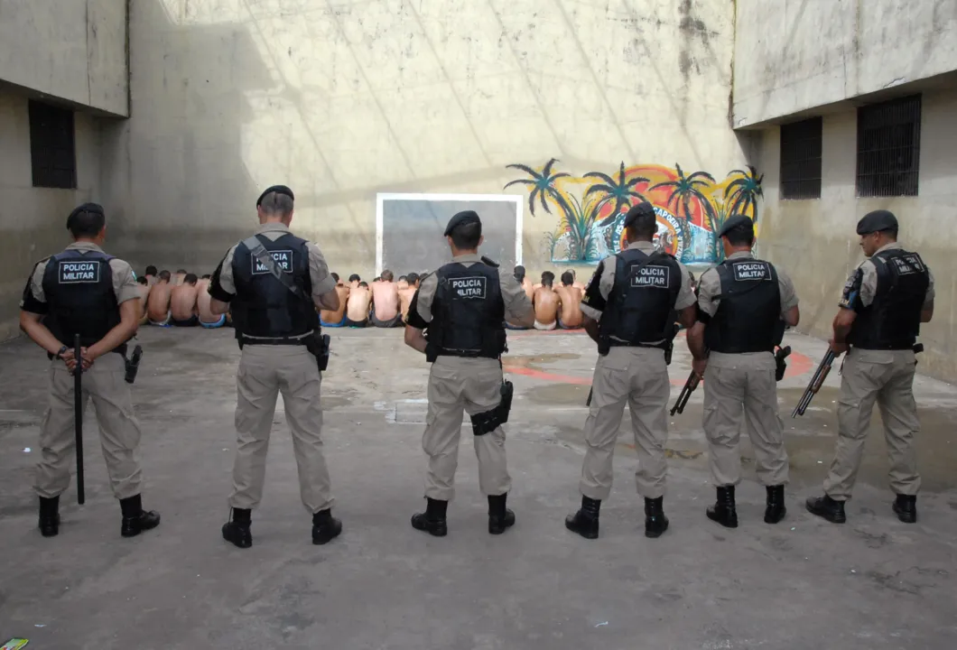 Detentos no solário durante revista no minipresídio de Apucarana - Foto: Delair Garcia/TN