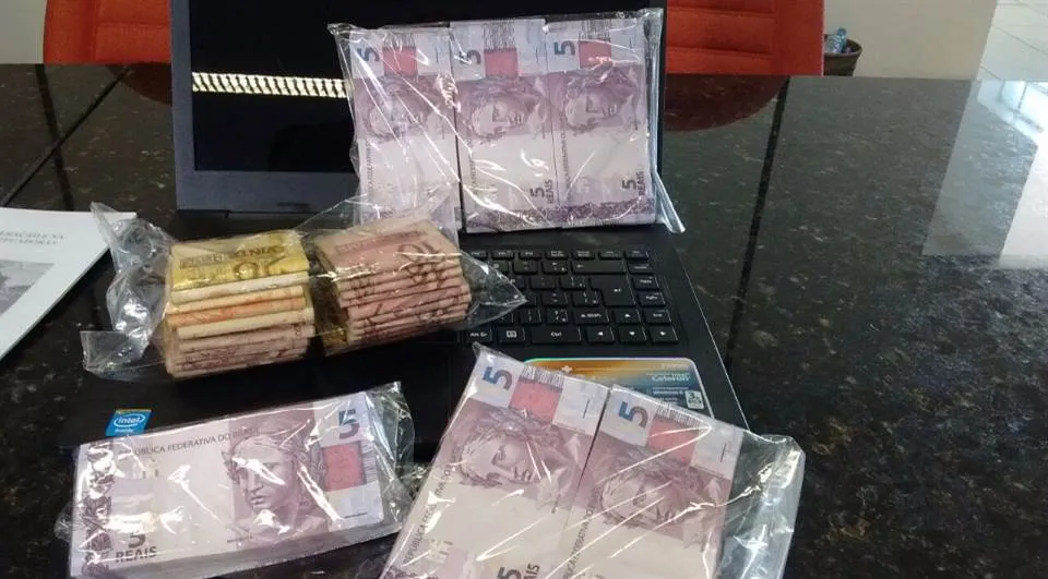 Na casa de esposa de quadrilheiro foram encontrados R$ 7 mil em dinheiro - Foto: Amauri José/Rede Massa
