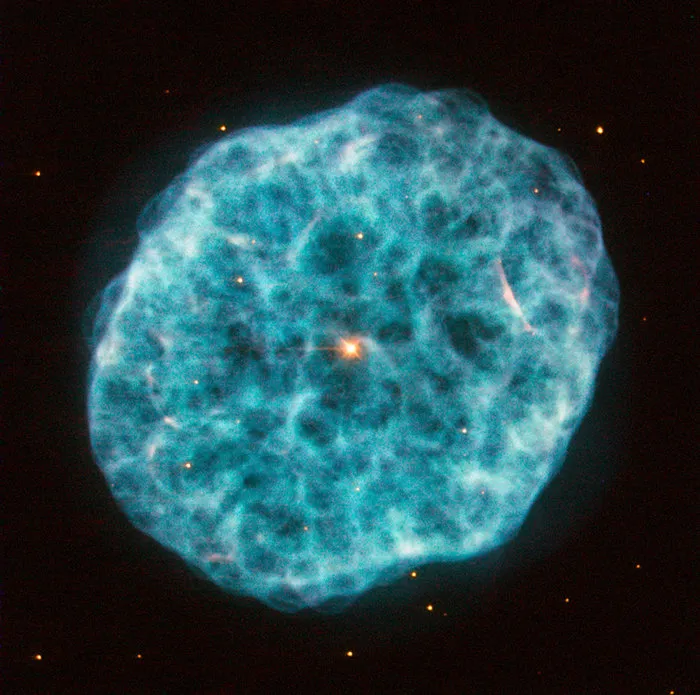 Imagens da Nebulosa Ostra (NGC 1501), nuvem parecida a uma ostra gigante dentro da qual há uma estrela-pérola - Foto - Agência Espacial Europeia (ESA)