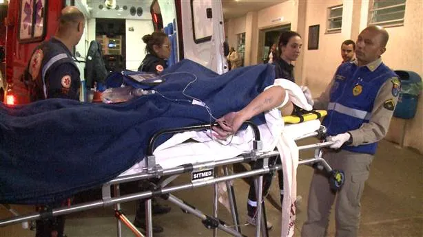 Rapaz precisou ser encaminhado ao hospital para conter o ferimento. (Foto: Reprodução - Rodrigo Marques/Rede Massa) 