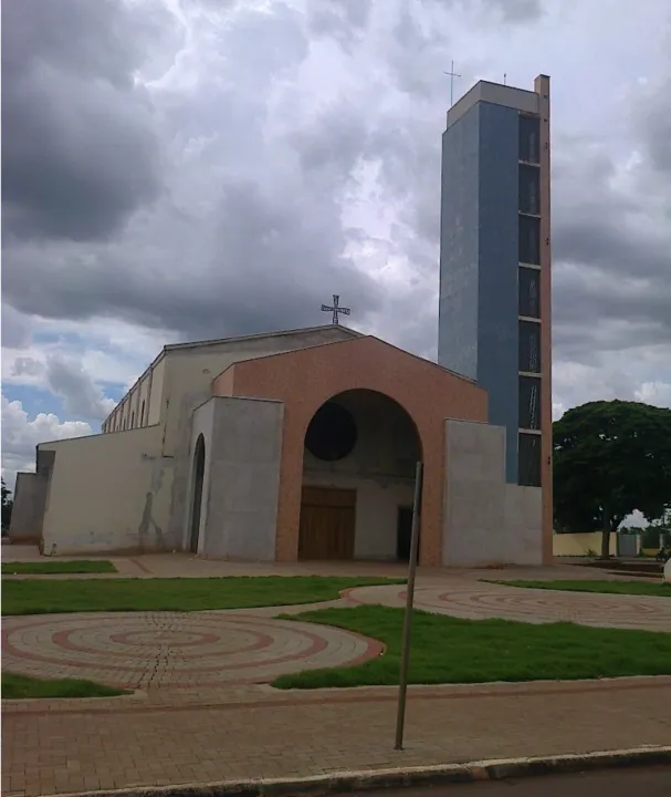 Igreja fica localizada na Praça da Matriz, centro da cidade. (Foto - Reprodução/Diocese Apucarana)