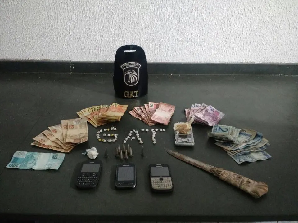 Drogas, dinheiro e celulares foram apreendidos durante a ação. (Foto - Reprodução/GM)