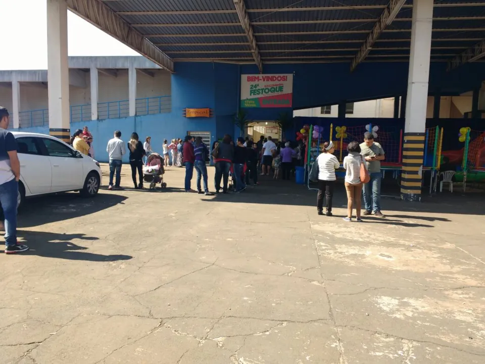 Clientes em frente à Festoque em Apucarana: impasse (Foto: Vanuza Borges)
