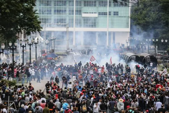 Protesto de professores em Curitiba, em maio de 2015, terminou com manifestantes e policiais feridos - Divulgação/Joka Madruga/APP-Sindicato