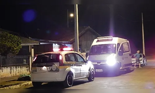 Homem leva quatro tiros e invade casa para fugir de atiradores