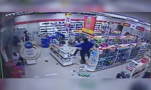 Briga entre GM e assaltante é filmada durante tentativa de roubo em farmácia