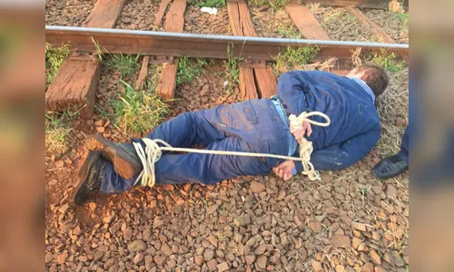 Suspeito de roubar celular de menina é amarrado por populares e surrado pelo pai da vítima