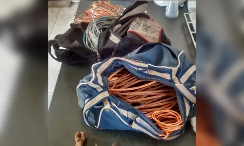 GM de Arapongas prende dupla com cabos furtados de barracão