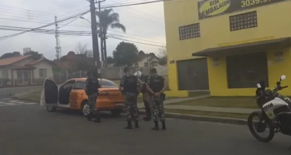 Policiais do Bope durante abordagem de taxista em Curitiba, após confusão com motorista do Uber - Foto: Reprodução/Banda B