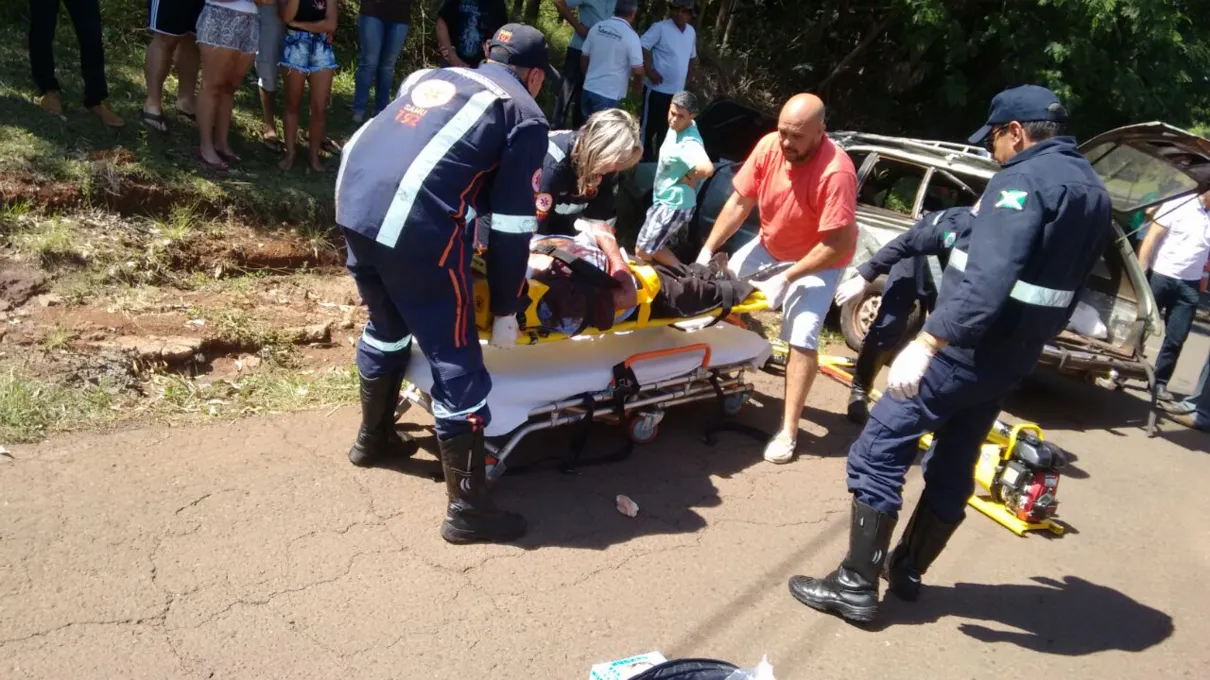 Vítima de capotamento em Jandaia é socorrida pelo Samu: cinco feridos - Foto: André Amaral/Programa Vale do Ivaí em Alerta