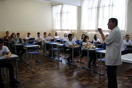 Aula do professor Paulo Vaz no Colégio Nilo Cairo, em Apucarana: Seed vai contratar mais professores e servidores - Foto: TNONLINE/Imagem ilustrativa