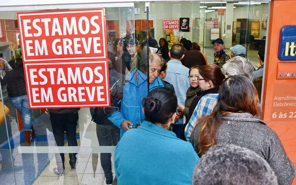 Bancos estão em greve há 21 anos. Foto: Delair Garcia
