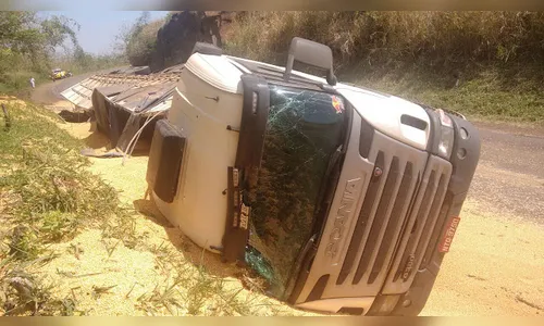 Carreta carregada com 40 toneladas de milho tomba em Borrazópolis