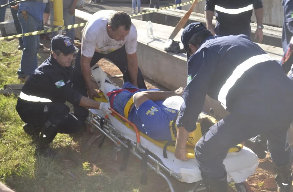 Trabalhador foi socorrido pelo Samu e Corpo de Bombeiros. Foto: DJ Tossinha/WhatsApp