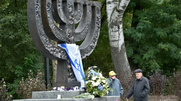 et) Monumento em Kiev aos judeus mortos no massacre de Babi Yar  - AFP/Arquivos