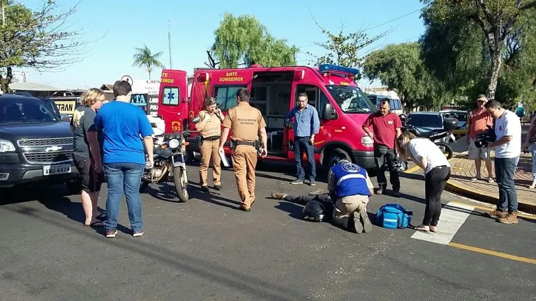 Motociclista foi socorrida por Bombeiros após queda - Foto: Divulgação