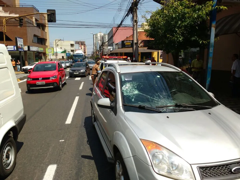 Adolescente foi atropelado por um carro enquanto tentava fugir da polícia. Foto: José Luiz Mendes